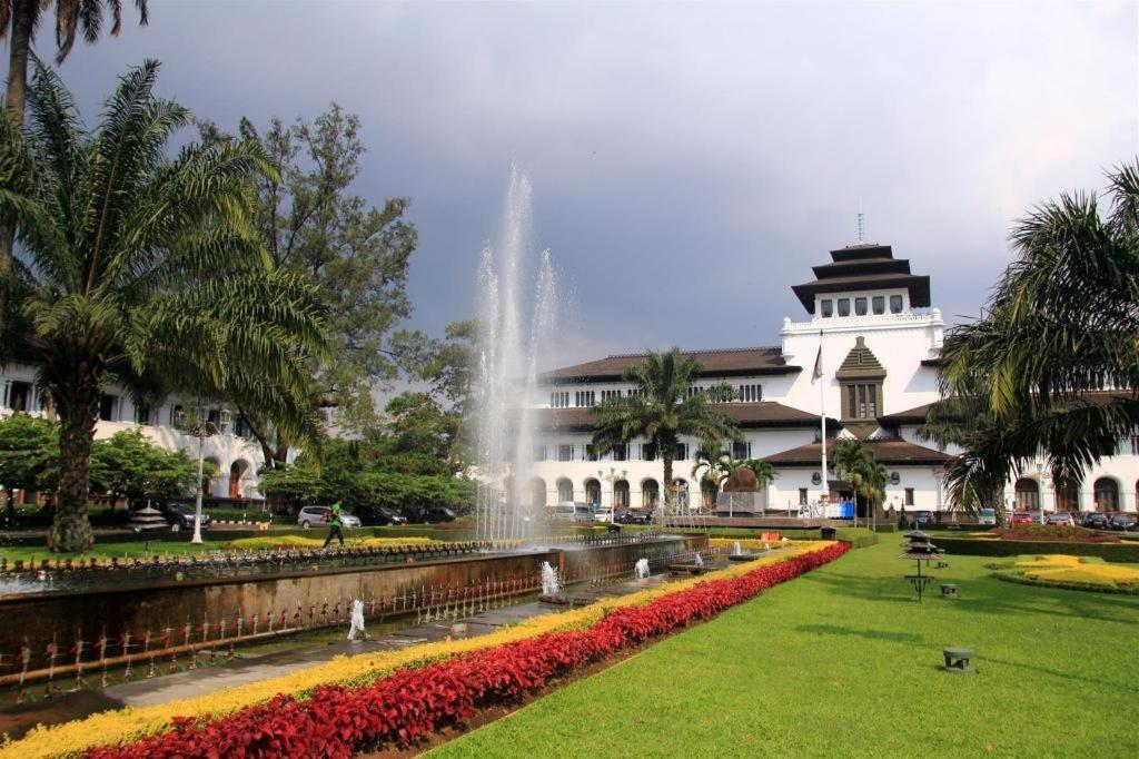 Oyo 93239 Arimbi 2 2* Bandung